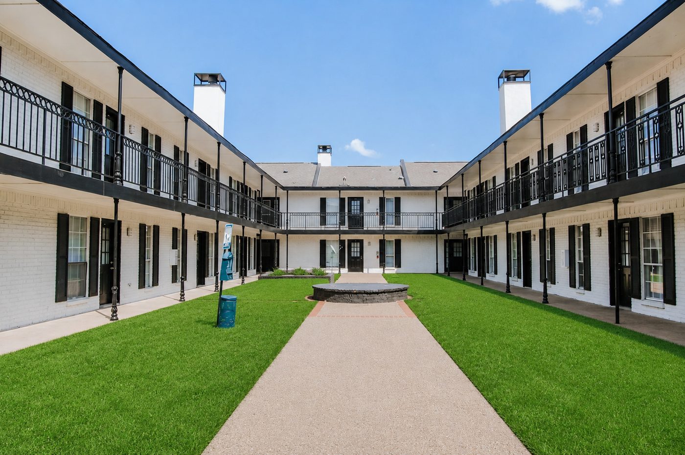 1540 Apartments community courtyard with green lawn in East Dallas